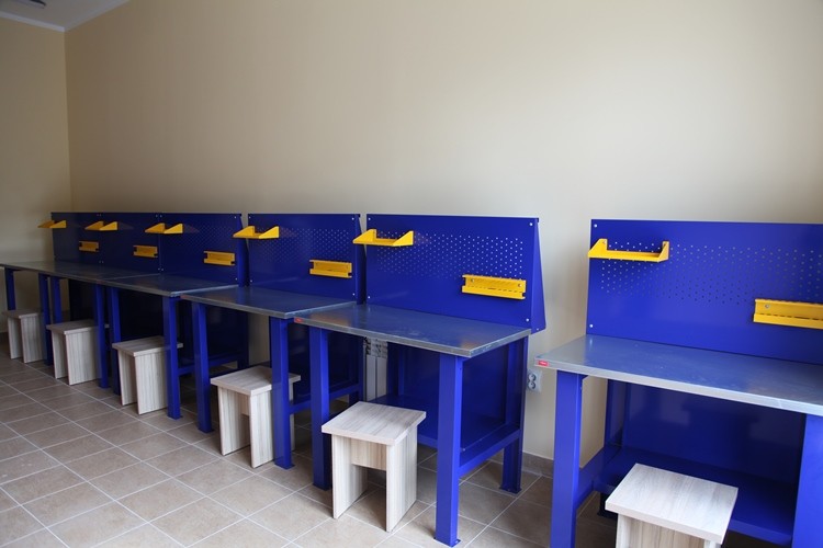 Верстак-стол бестумбовый ВП-1 с экраном купить в Москве