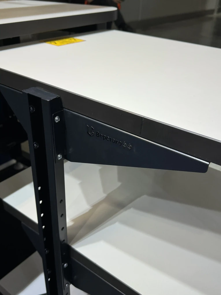 Подкатной антистатический стол SPC A купить в Москве Подкатной антистатический стол SPC A купить в Москве